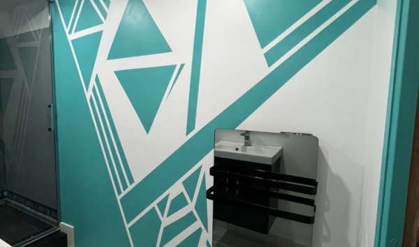 Rénovation d'une salle de bain avec peinture art déco à Talence 