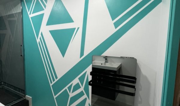 RÉNOVATION D'UNE SALLE DE BAIN AVEC PEINTURE ART DÉCO À TALENCE 